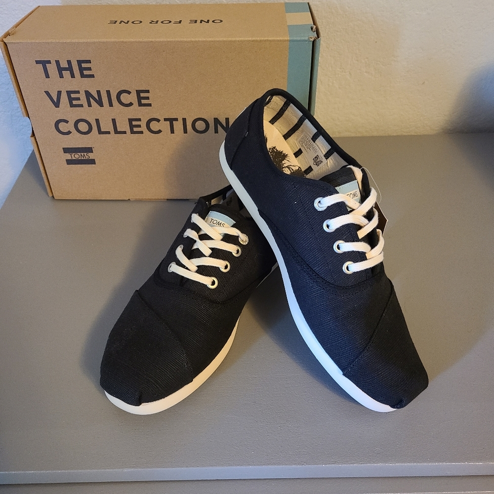 Men's Toms sneakers Size 9.5